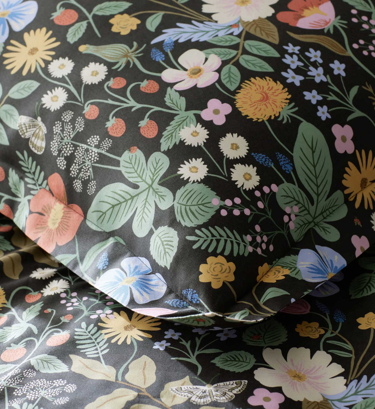 FernPaperCo™ - Percale Sham - Strawberry Fields Black
